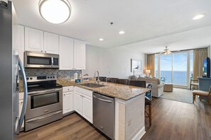 Kjøleskap, mikrobølgeovn, ovn og kokeplater