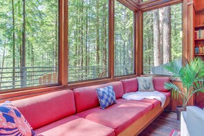 TV, fireplace, DVD player, books