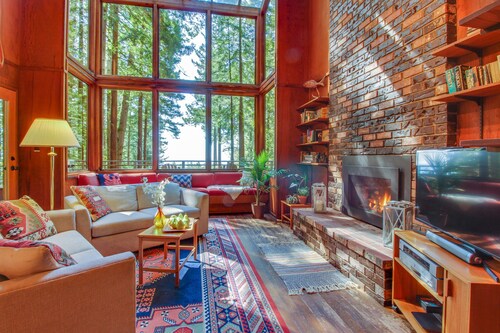 Romantic woodland haven with private hot tub, deck & gorgeous forest/ocean views