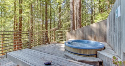 Casa de bosque romántico con bañera de hidromasaje privada, terraza y magníficas vistas al bosque / océano.