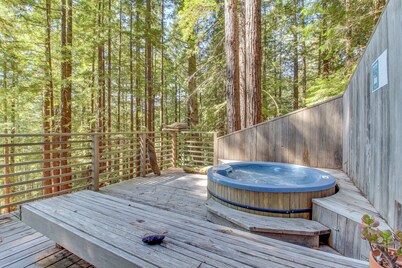 Casa de bosque romántico con bañera de hidromasaje privada, terraza y magníficas vistas al bosque / océano.