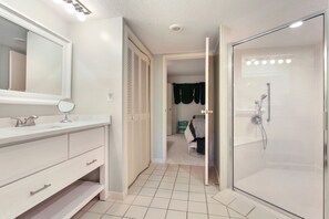Een douche, een haardroger, handdoeken