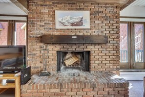 Interior - Iconic Ski Town Charm - Unbeatable Location (Aspen)