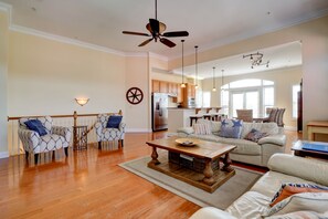 Una televisión, una chimenea, un reproductor de DVD