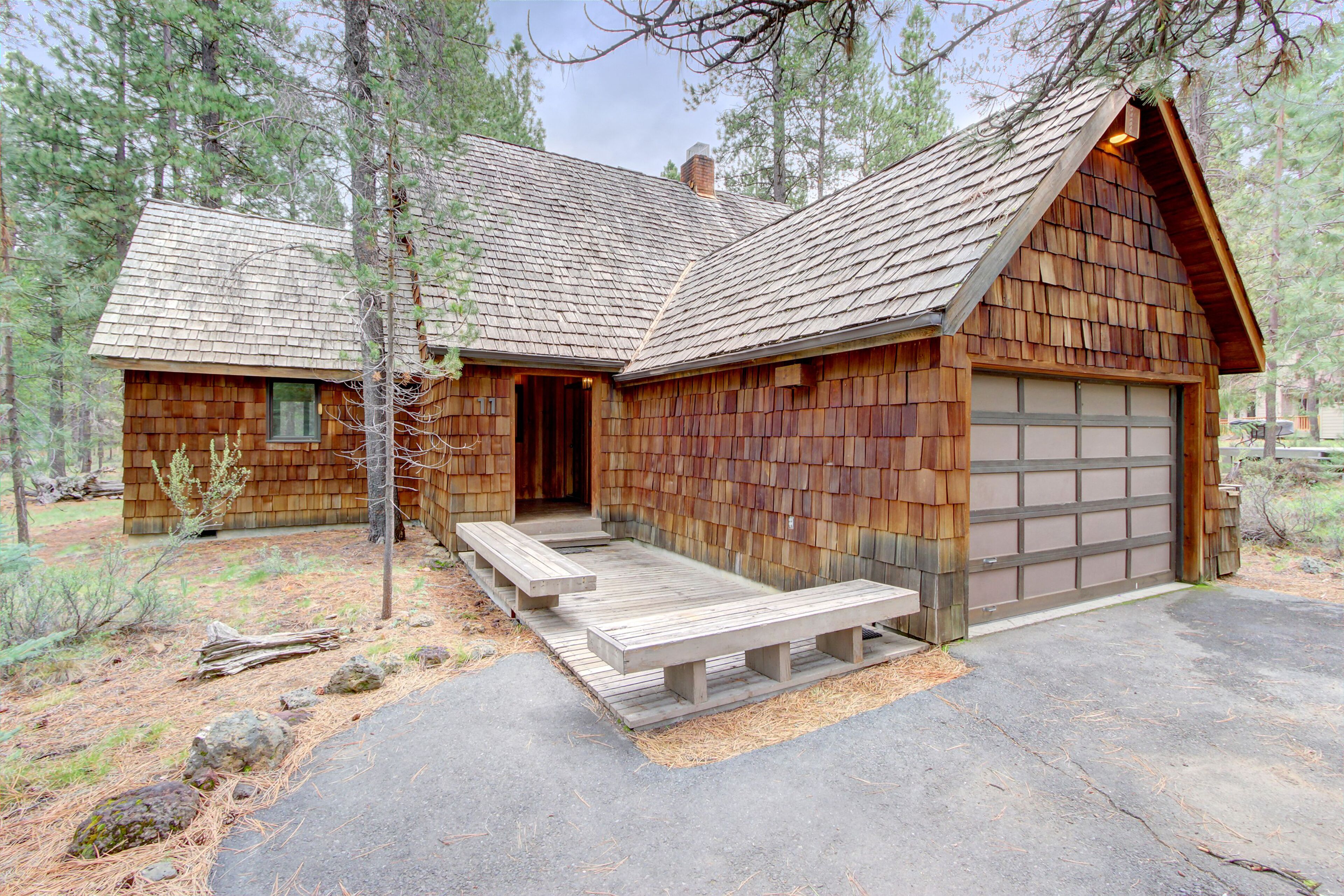 Cozy Lodge w/ Private Hot Tub, SHARC Passes, Entertainment & Scenic Yard