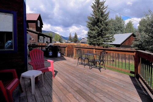 Pooches Paradise, Elk Ave location! Dog friendly!