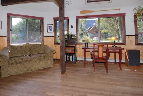 Pooches Paradise, Elk Ave location! Dog friendly!