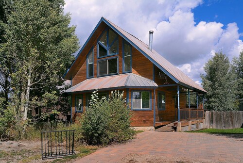 Pooches Paradise, Elk Ave location! Dog friendly!