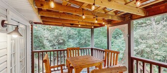 Dog-friendly, cabina Creekside con vasca idromassaggio privata, Jacuzzi, e vista boscosa