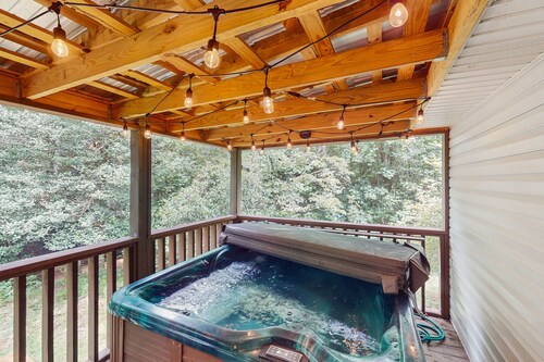 Remodeled creek-side cabin with hot tub & woodland view - dog-friendly
