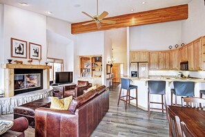 TV, caminetto, lettore DVD