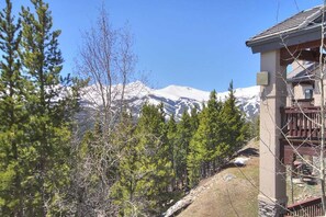 Guests can enjoy a mountain view from the lodge's outdoor balcony with a railing.