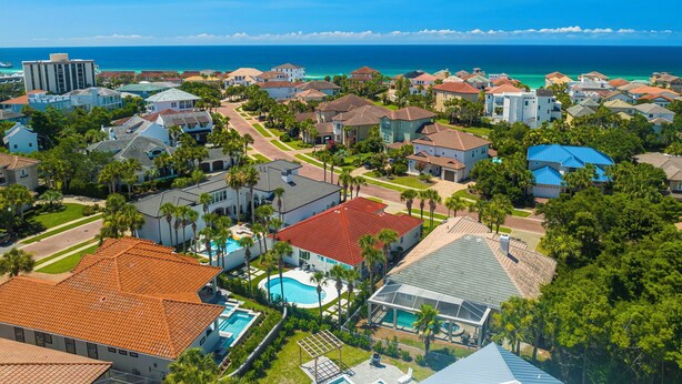 A coastal residential area with houses, a swimming pool, and a view of the ocean. - SHORT WALK TO BEACH!! PRIVATE POOL! (Destin)