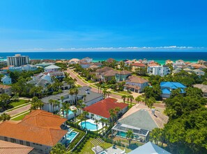 A coastal residential area with houses, a swimming pool, and a view of the ocean. - SHORT WALK TO BEACH!! PRIVATE POOL! (Destin)