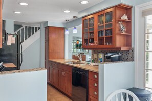 Fridge, microwave, oven, stovetop - 240 Evian - 3 Bedroom, Lagoon & Golf Views. Free Tennis & Pet Friendly! (Hilton Head Island)