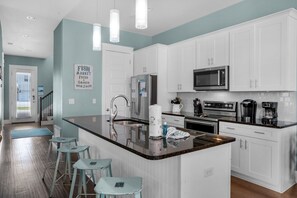 Frigorifero, microonde, forno, piano cottura