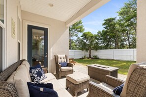 Terrace/patio - 🌴6-Seater Golf Cart • Bikes🚲 • Community Pool • Frangista Beach - 4BR Penelope P (Miramar Beach)