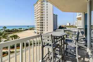 Property grounds - Updated, modern, beachfront condo w/private balcony! 🌴 (Destin)