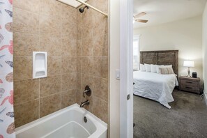 Dusche, Haartrockner, Handtücher, Shampoo