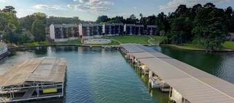 LAKE, CASINO, HORSE RACING, SPA & HIKING! "NO REGRETS" 1/1 LAKEFRONT CONDO!