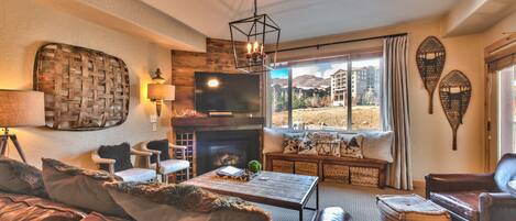 Una televisión de pantalla plana, una chimenea