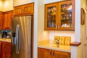 Interior - Ma'alaea Surf Unit E4-2 BR Ground Floor Beachfront Condo, AC, Wi-Fi, Pool, TV (Kihei)