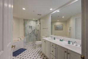 Towels - GREAT Views Luxury 2 BR 2 BA Fitness Center Pool Bikes & Beach Gear included (Hilton Head Island)