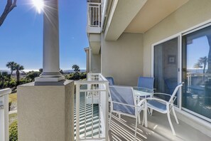 Outdoor dining - GREAT Views Luxury 2 BR 2 BA Fitness Center Pool Bikes & Beach Gear included (Hilton Head Island)