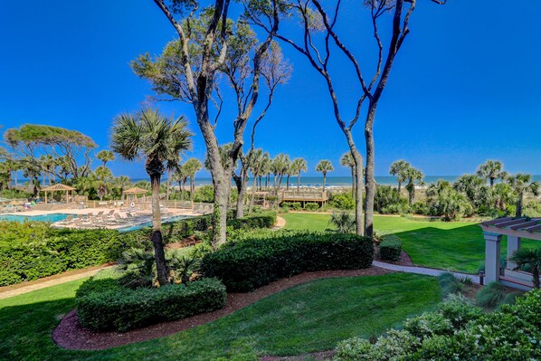 Property grounds - GREAT Views Luxury 2 BR 2 BA Fitness Center Pool Bikes & Beach Gear included (Hilton Head Island)