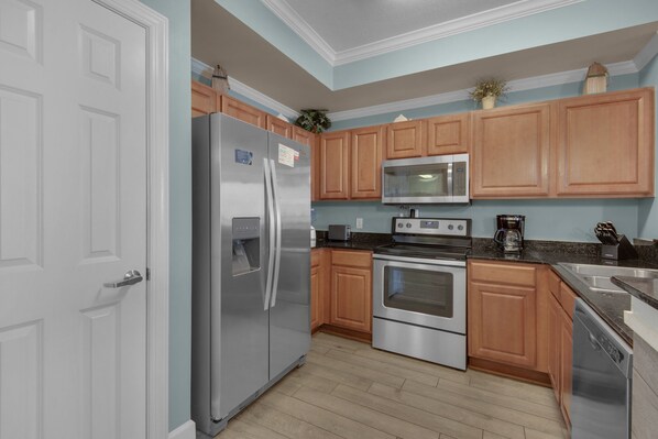 Frigorífico, microondas, horno y placa de cocina