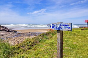 Beach nearby - Seahawk Nest - Ocean View Home with Wheelchair Accessibility (Yachats)