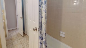 Ducha y bañera combinadas, secador de pelo y toallas