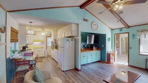 Een koelkast, een magnetron, een oven, een kookplaat