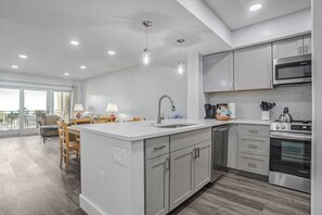 Frigorífico, microondas, horno y placa de cocina