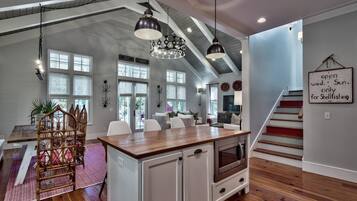 House, 4 Bedrooms | Private kitchen | Fridge, microwave, oven, stovetop