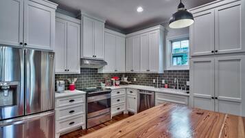 House, 4 Bedrooms | Private kitchen | Fridge, microwave, oven, stovetop