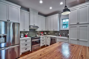 House, 4 Bedrooms | Private kitchen