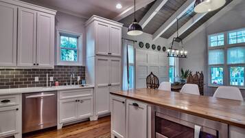 House, 4 Bedrooms | Private kitchen | Fridge, microwave, oven, stovetop