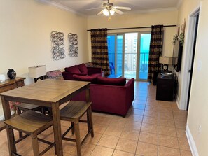 Una televisión, un reproductor de DVD