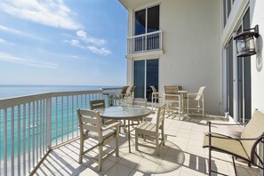 Outdoor dining - Two-story beachfront penthouse w/ extra-large balcony! 🌅 (Destin)