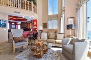 Smart TV - Two-story beachfront penthouse w/ extra-large balcony! 🌅 (Destin)