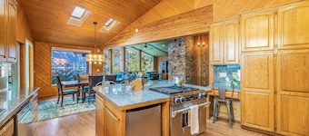Lakefront Escape-HotTub, Fireplace, GameRoom + 3rd Nt Free @ Private Lodge
