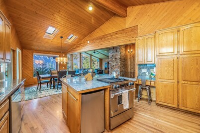 Lakefront Escape-HotTub, Fireplace, GameRoom + Stay&Save Free Nights