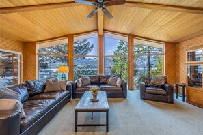 Älytelevisio, takka, videopelejä, pöytätennispöytä