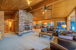 Smart TV, fireplace, ping pong, stereo