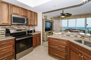 Fridge, microwave, oven, stovetop - Beachfront condo w/ beach service included at Silver Shells in Destin! πππ
(Destin)