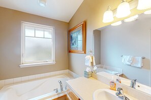 Een haardroger, handdoeken