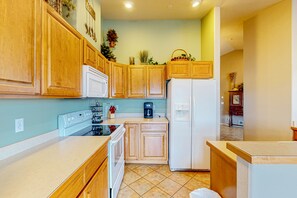 Jääkaappi, mikroaaltouuni, uuni, liesi