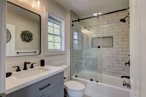 Ensemble baignoire-douche, séchoir à cheveux, serviettes fournies