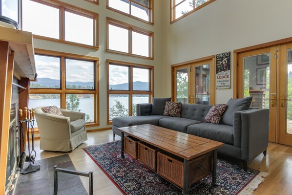 Televisio, takka, DVD-soitin, kirjoja